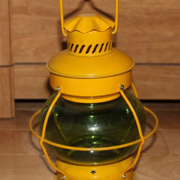 Yellow vintage lantern - Picture 2 of 3